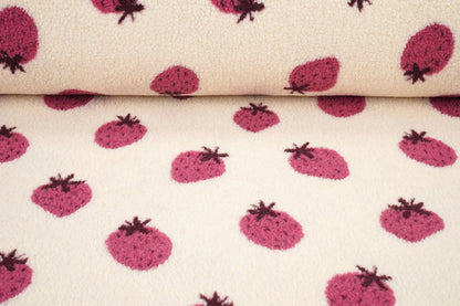 Image de Teddy en polaire à fraises – disponible en ligne chez Šarlotes audumi
