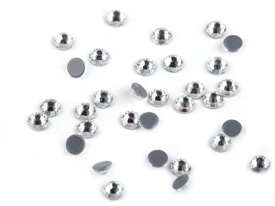 Image avec cristaux thermocollants (hotfix), 4 mm 2 g – disponible chez Šarlotes audumi