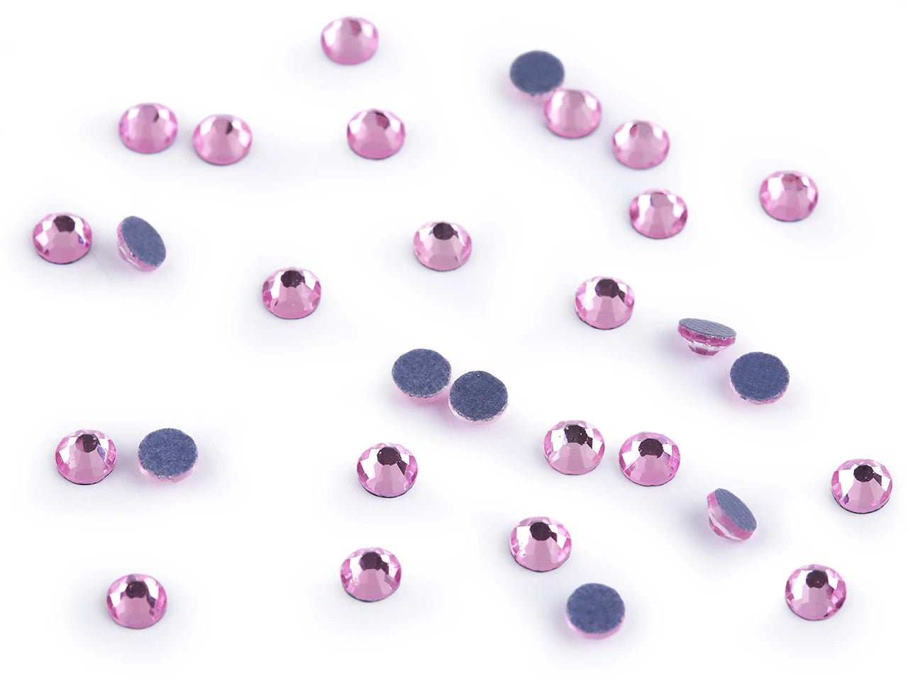 Image avec cristaux thermocollants (hotfix), 4 mm 2 g – disponible chez Šarlotes audumi