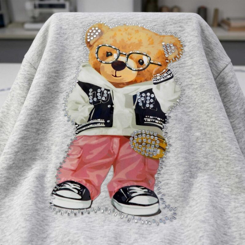 Image avec thermocollant « Ourson à lunettes » – 29 × 17 cm – disponible en ligne chez Šarlotes audumi