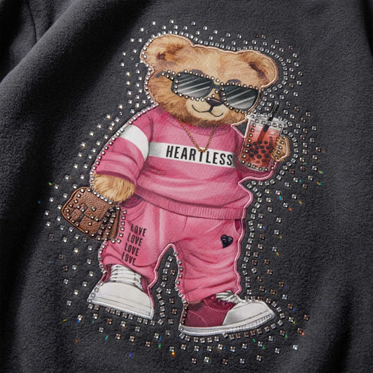 Image avec thermocollant « L’ourson en survêtement rose » – 29 × 20 cm – disponible en ligne chez Šarlotes audumi