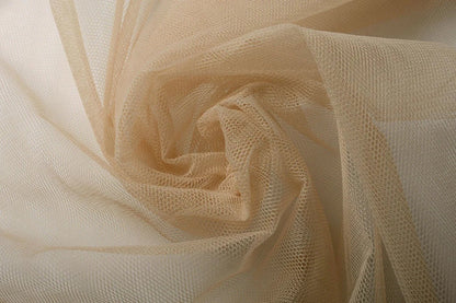 Image de tulle rigide – teinte amande grillée | 100% nylon | 20 g/m² 150 cm – disponible chez Šarlotes audumi