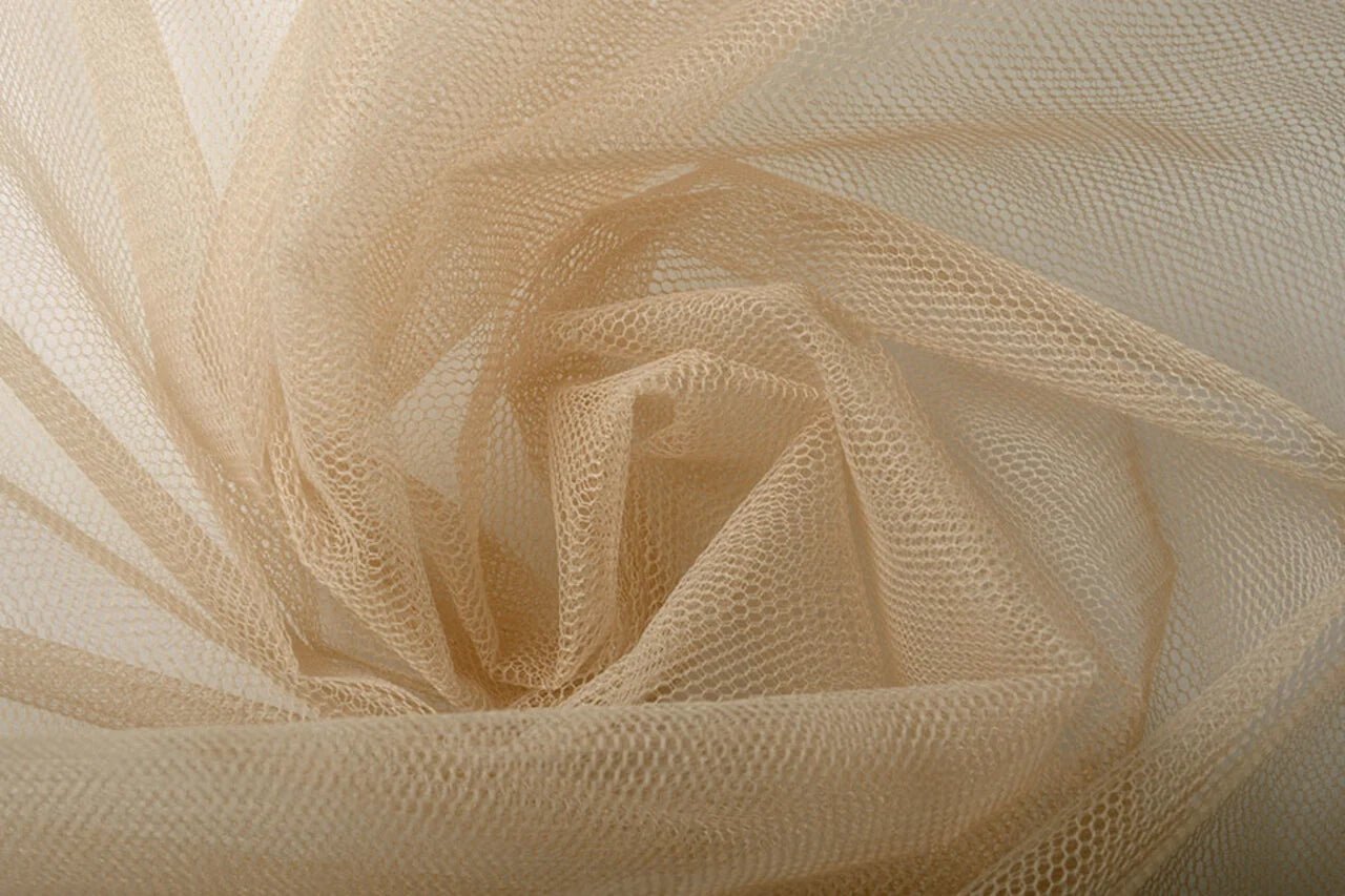 alt
Image de tulle rigide – teinte amandes grillées | 100 % nylon | 20 g/m², 150 cm – disponible chez Šarlotes audumi