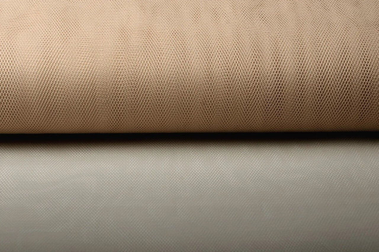 Tissu Tills rigide, ton amande torréfiée | 100 % nylon | 20 g/m² 150 cm – disponible chez Šarlotes audumi