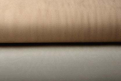 Tissu Tills rigide, ton amande torréfiée | 100 % nylon | 20 g/m² 150 cm – disponible chez Šarlotes audumi