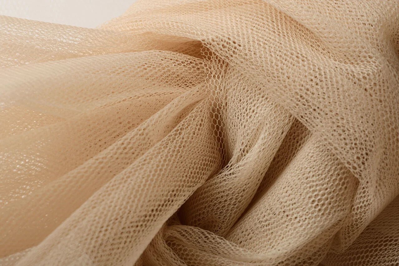 Image de Tills rigide – teinte amandes grillées | 100 % nylon | 20 g/m² 150 cm – disponible chez Šarlotes audumi