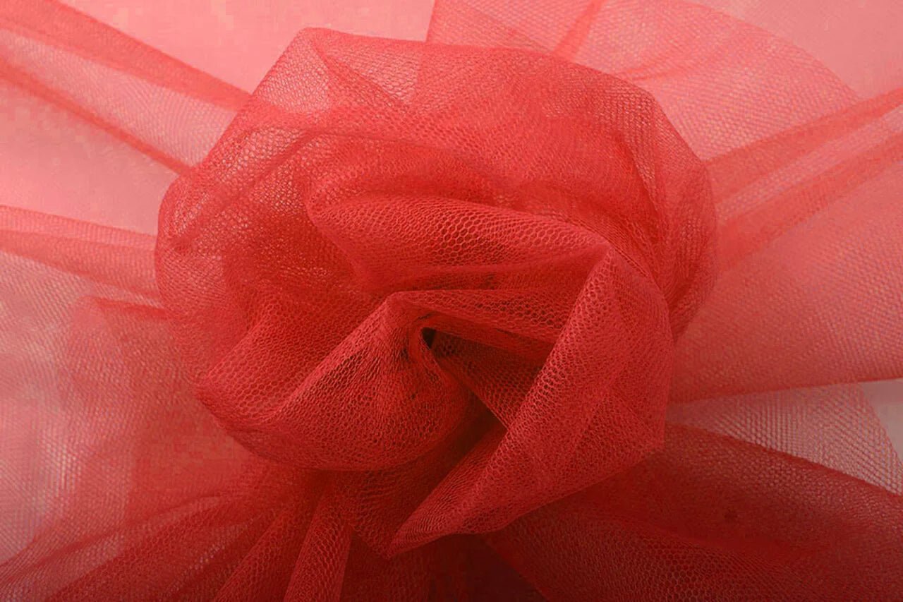 Image de tulle rigide rouge | 100 % nylon | 20 g/m² 150 cm – disponible chez Šarlotes audumi