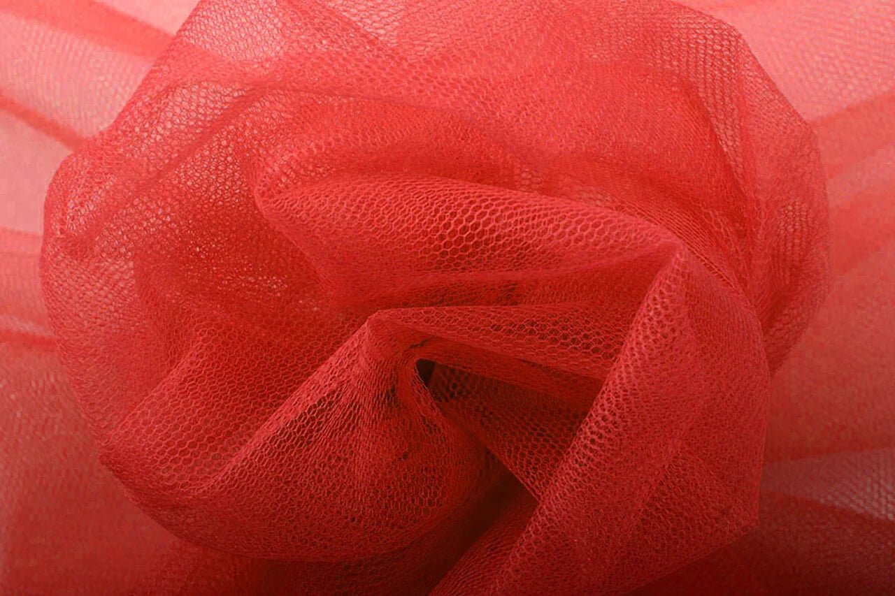 Image de Tills rigide – rouge| 100 % nylon |20 g/m² 150 cm – disponible chez Šarlotes audumi