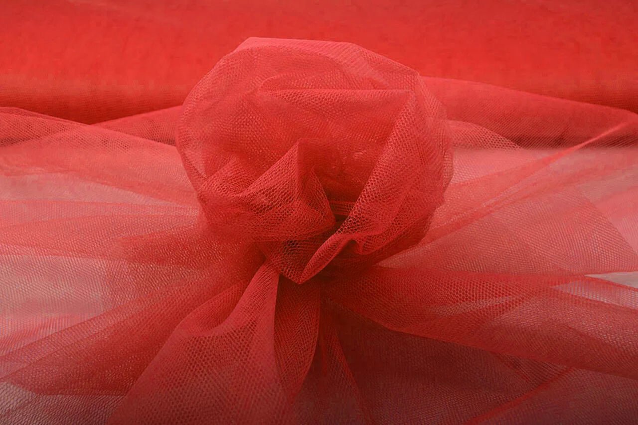 Image de tissu Tills rigide – rouge | 100 % nylon | 20 g/m² 150 cm – disponible chez Šarlotes audumi