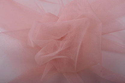 Image de tulle rigide – vieux rose | 100 % nylon | 20 g/m² 150 cm – disponible chez Šarlotes audumi
