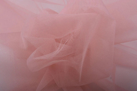Image de Tills rigide – rose poudré | 100 % nylon | 20 g/m² 150 cm – disponible chez Šarlotes audumi
