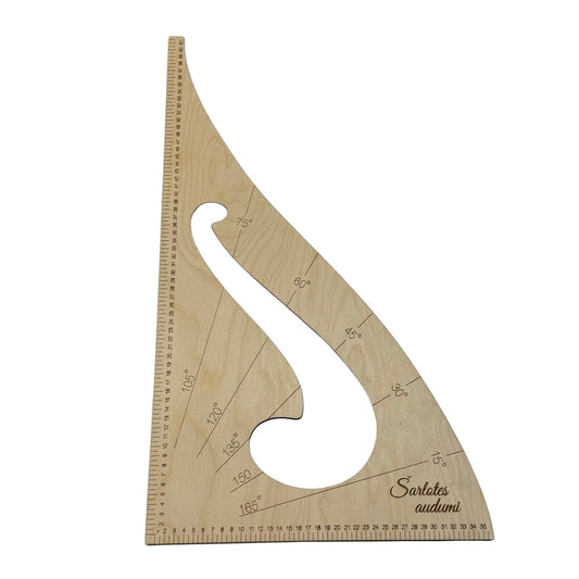 Image d'une règle triangulaire avec gabarit – disponible chez Šarlotes audumi