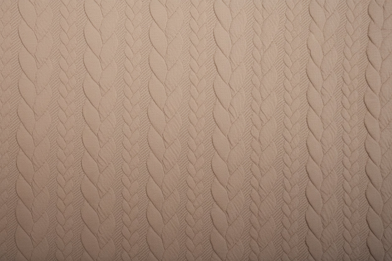 Image avec tissu tricoté à motif de maille - tresses brunes 340 g/m² – disponible chez Šarlotes audumi