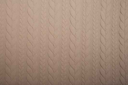 Image avec tissu tricoté à motif de maille - tresses brunes 340 g/m² – disponible chez Šarlotes audumi