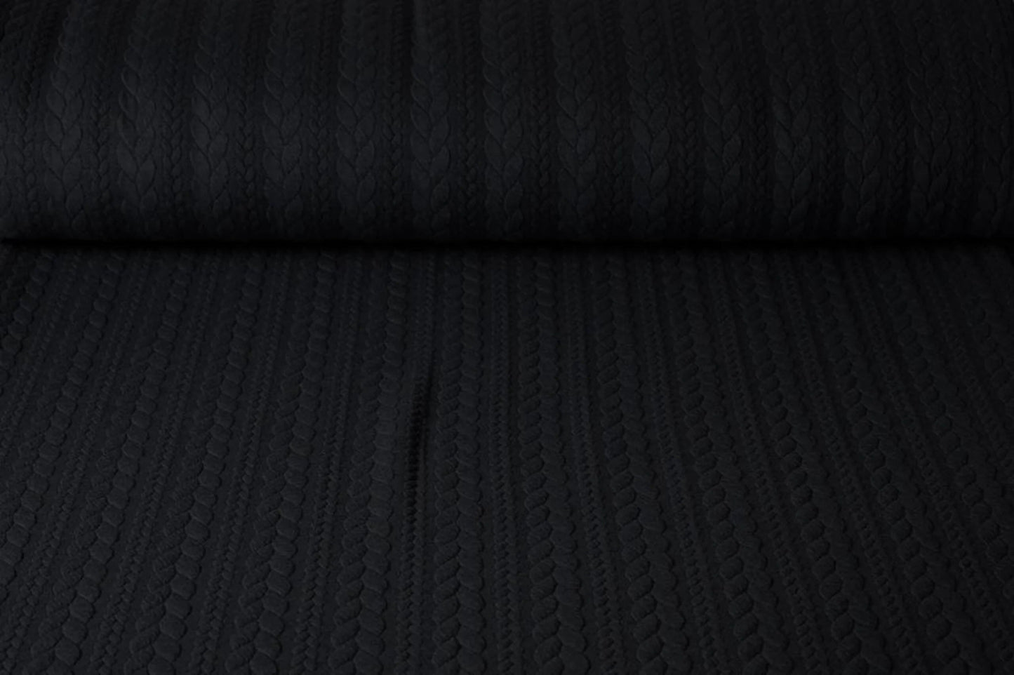 Image de tissu en maille à motif de tricot - tresses noires 340 g/m² – disponible chez Šarlotes audumi