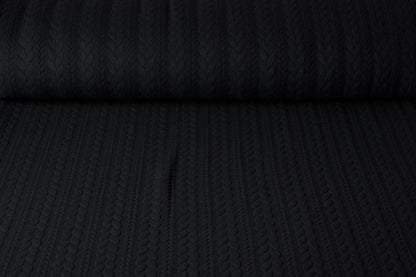 Image de tissu en maille à motif de tricot - tresses noires 340 g/m² – disponible chez Šarlotes audumi