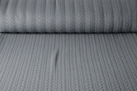 Image de tissu tricoté à motif de mailles - tresses grises 340 g/m² – disponible chez Šarlotes audumi