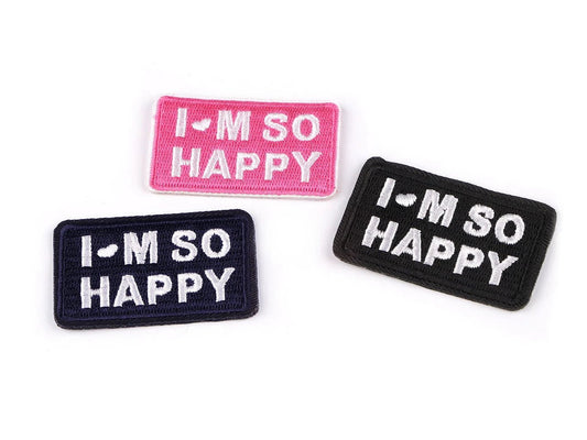 Image d’une application thermocollante « I’M SO HAPPY » – 3 × 5 cm – disponible en ligne chez Šarlotes audumi