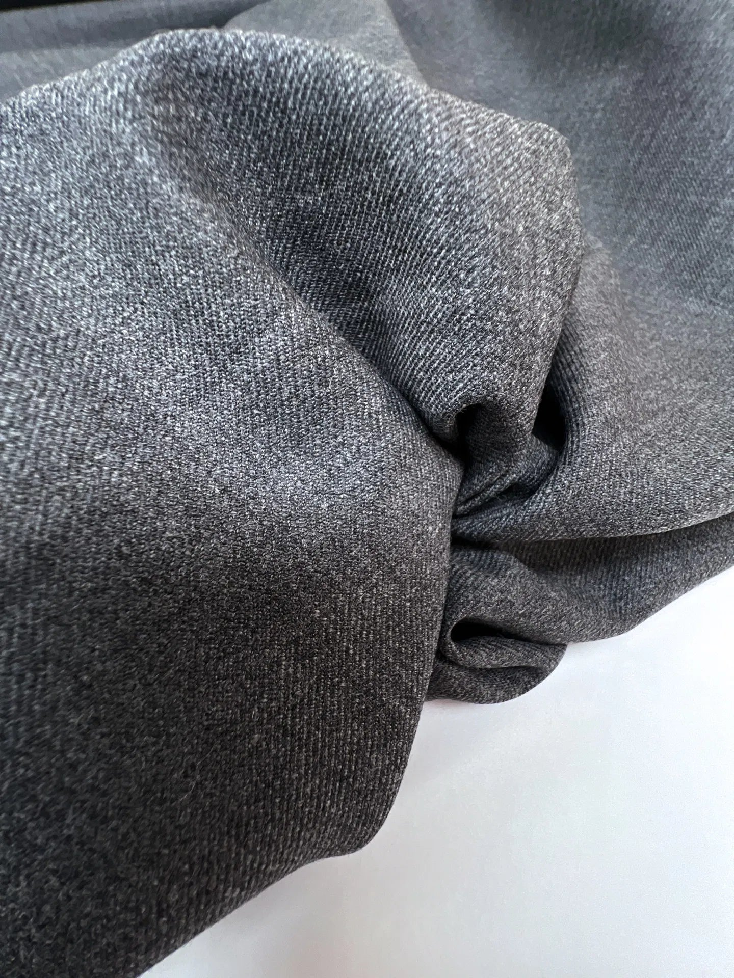 Tissu en laine avec élasthanne - noir 200 g/m²