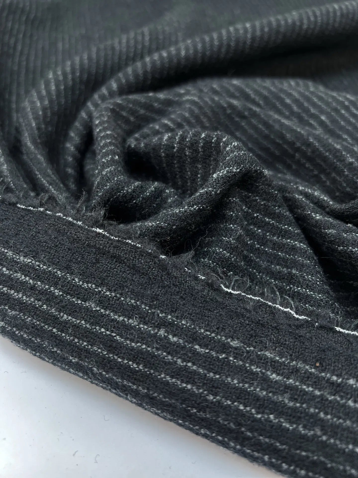 Tissu en laine noir à fine rayure 240 g/m²