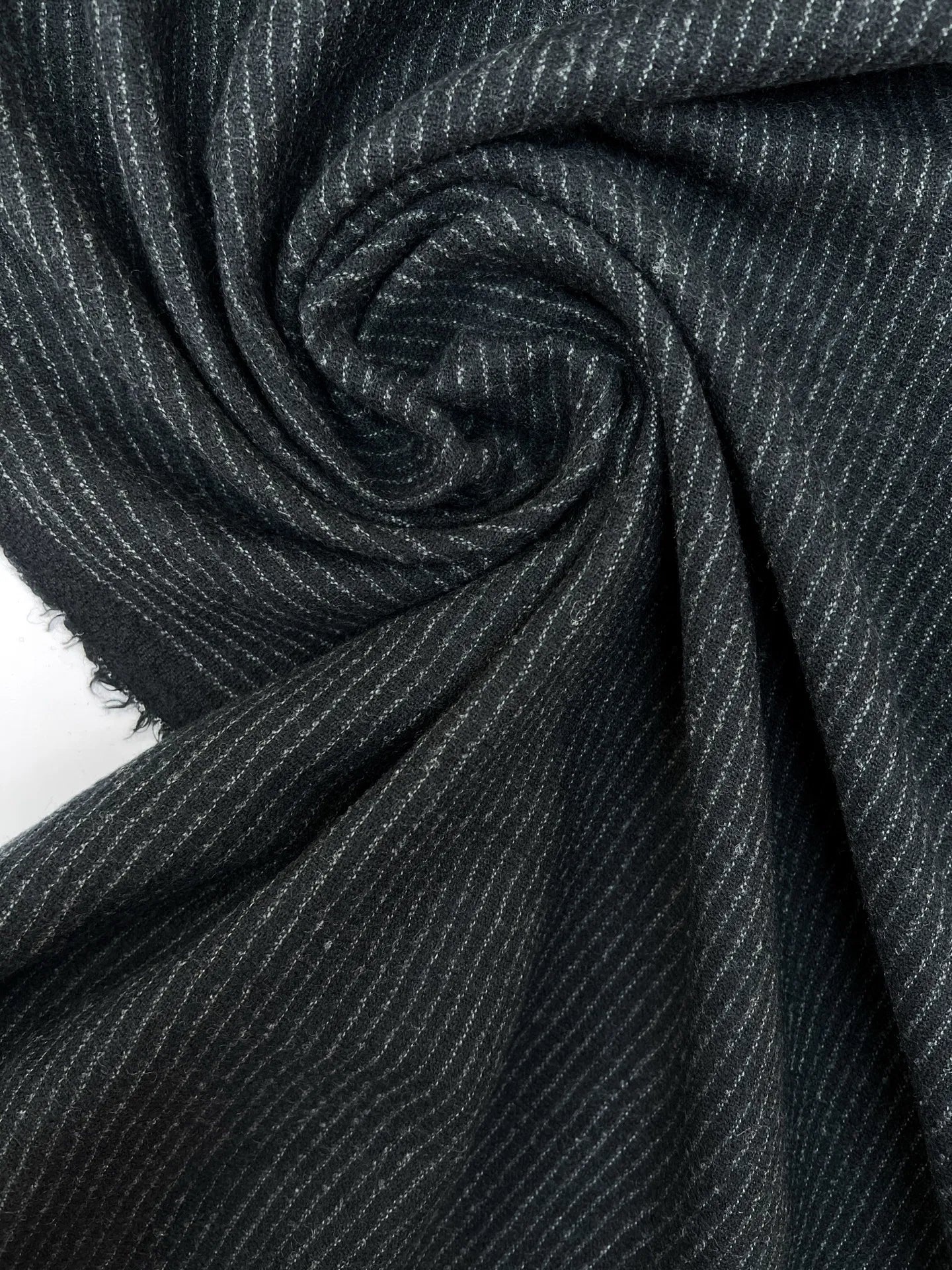 Tissu en laine noir à fine rayure 240 g/m²