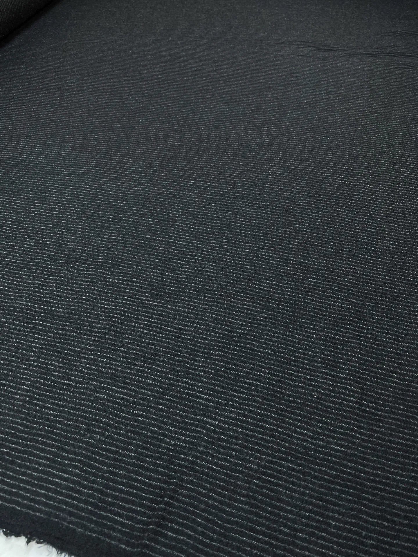 Tissu en laine noir à fines rayures 240 g/m²