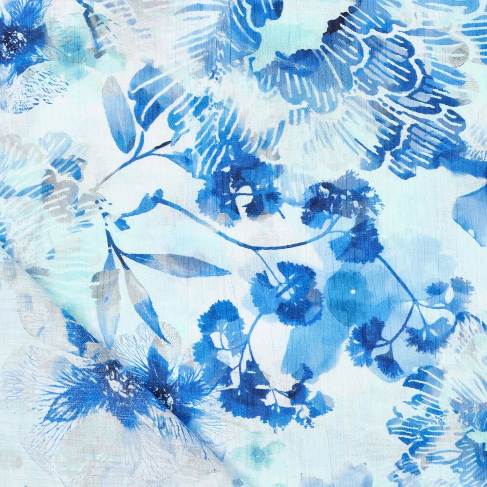 Image avec tissu en viscose à effet froissé - fleurs bleues 145 g/m² – disponible chez Šarlotes audumi
