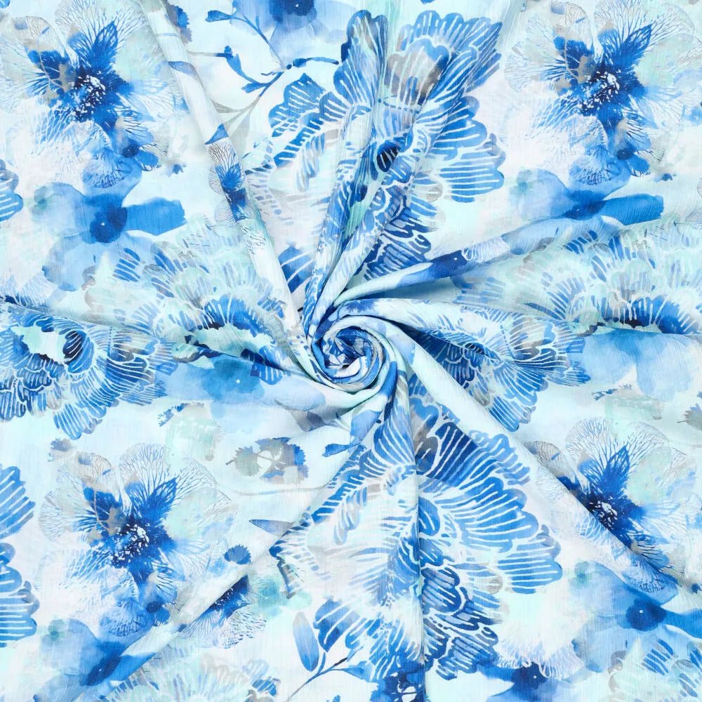 Tissu en viscose à effet froissé - fleurs bleues 145 g/m² – disponible chez Šarlotes audumi