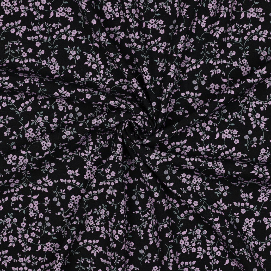 Image de tissu en viscose avec élasthanne, fin motif floral sur fond noir – disponible en ligne chez Šarlotes audumi