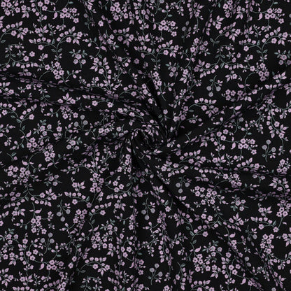 Image de tissu en viscose avec élasthanne, fin motif floral sur fond noir – disponible en ligne chez Šarlotes audumi