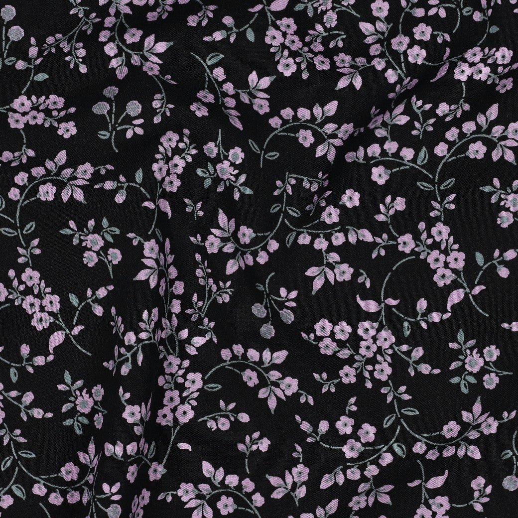 Image de tissu en viscose avec élasthanne, fin motif floral sur fond noir – disponible en ligne chez Šarlotes audumi