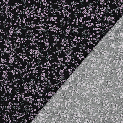 Image de tissu en viscose avec élasthanne, fin motif floral sur fond noir – disponible en ligne chez Šarlotes audumi