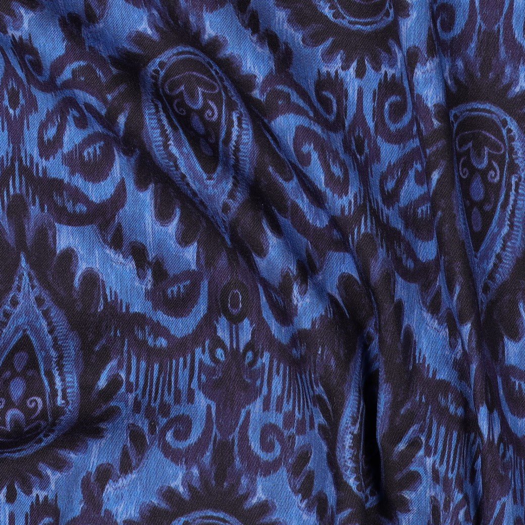 Image de tissu en viscose avec élasthanne, motif abstrait bleu – disponible en ligne chez Šarlotes audumi