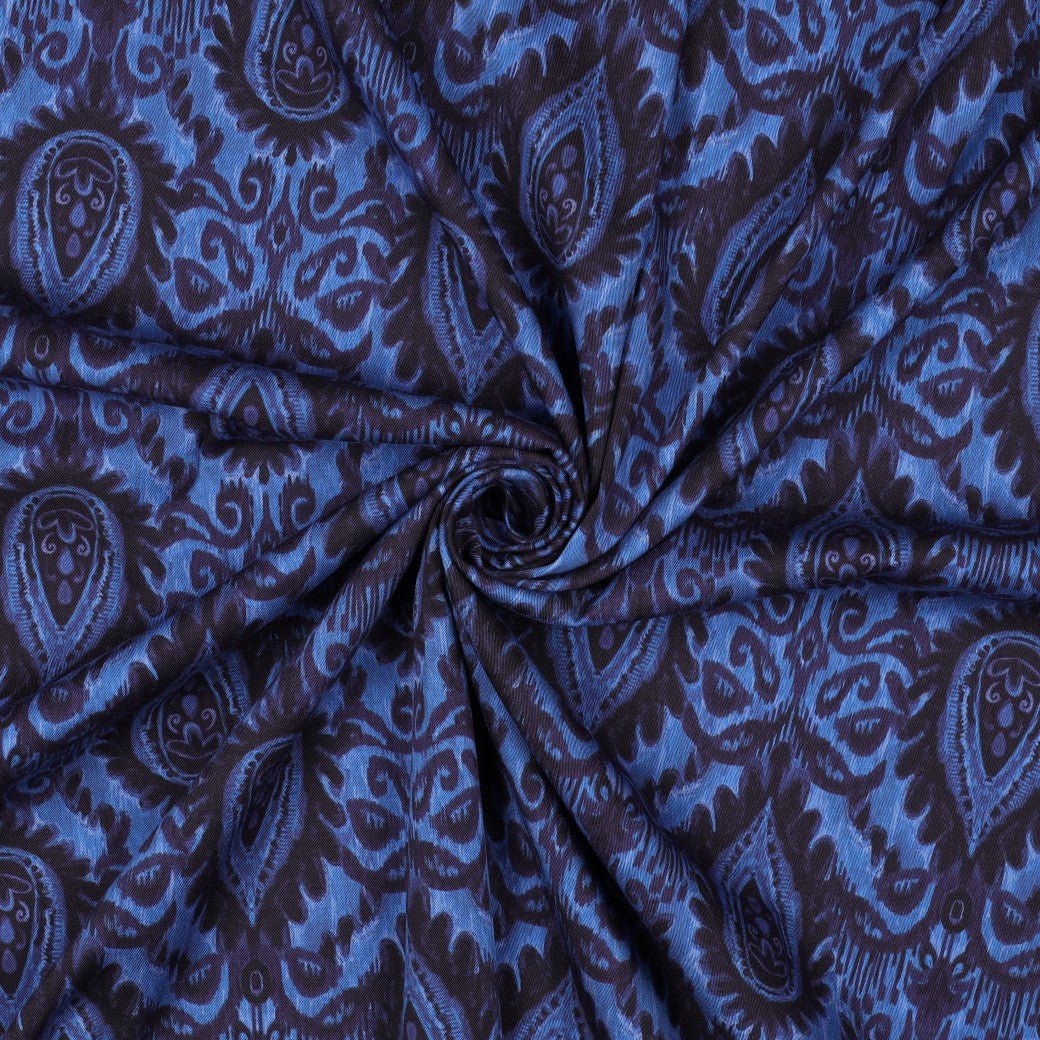 Image de tissu en viscose avec élasthanne, motif abstrait bleu – disponible en ligne chez Šarlotes audumi