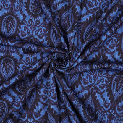 Image de tissu en viscose avec élasthanne, motif abstrait bleu – disponible en ligne chez Šarlotes audumi