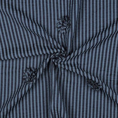 Image en tissu de viscose à rayures et motif floral – bleu foncé 130 g/m² – disponible chez Šarlotes audumi