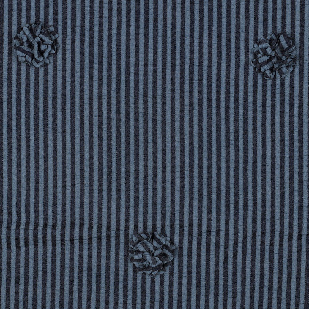 Image en tissu viscose à rayures et motif floral – bleu foncé 130 g/m² – disponible chez Šarlotes audumi