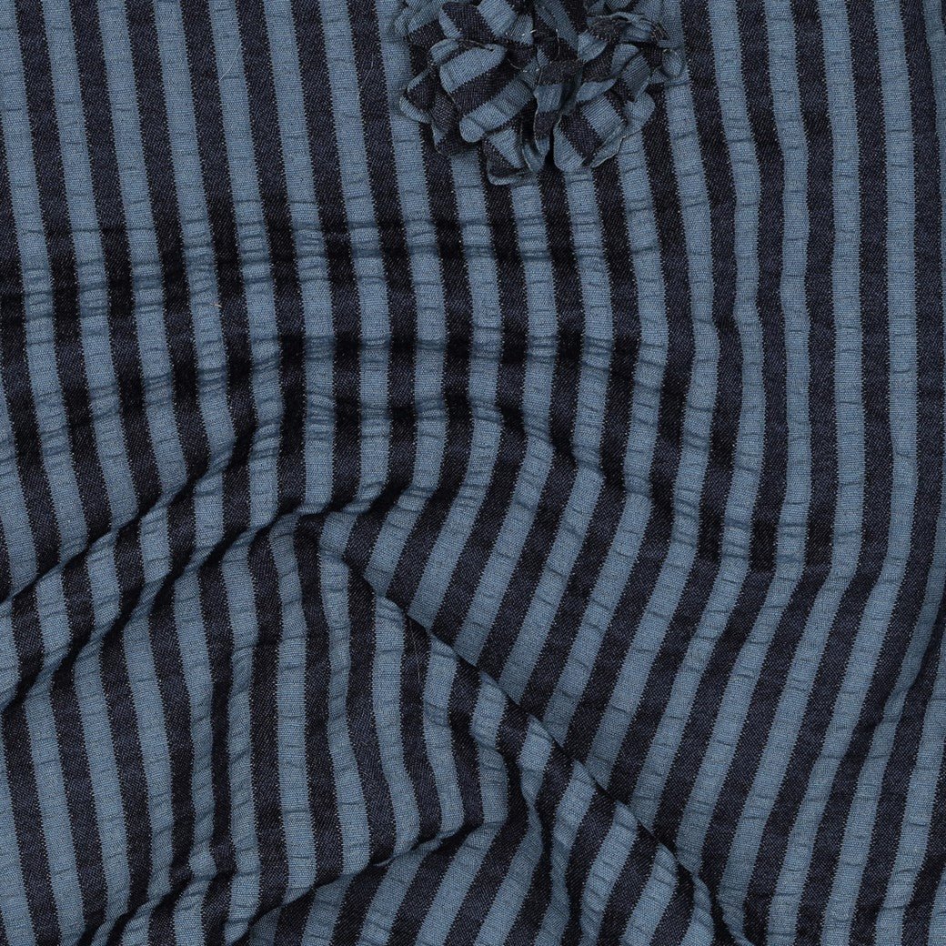 Image en tissu viscose à rayures et motif floral – bleu foncé 130 g/m² – disponible chez Šarlotes audumi