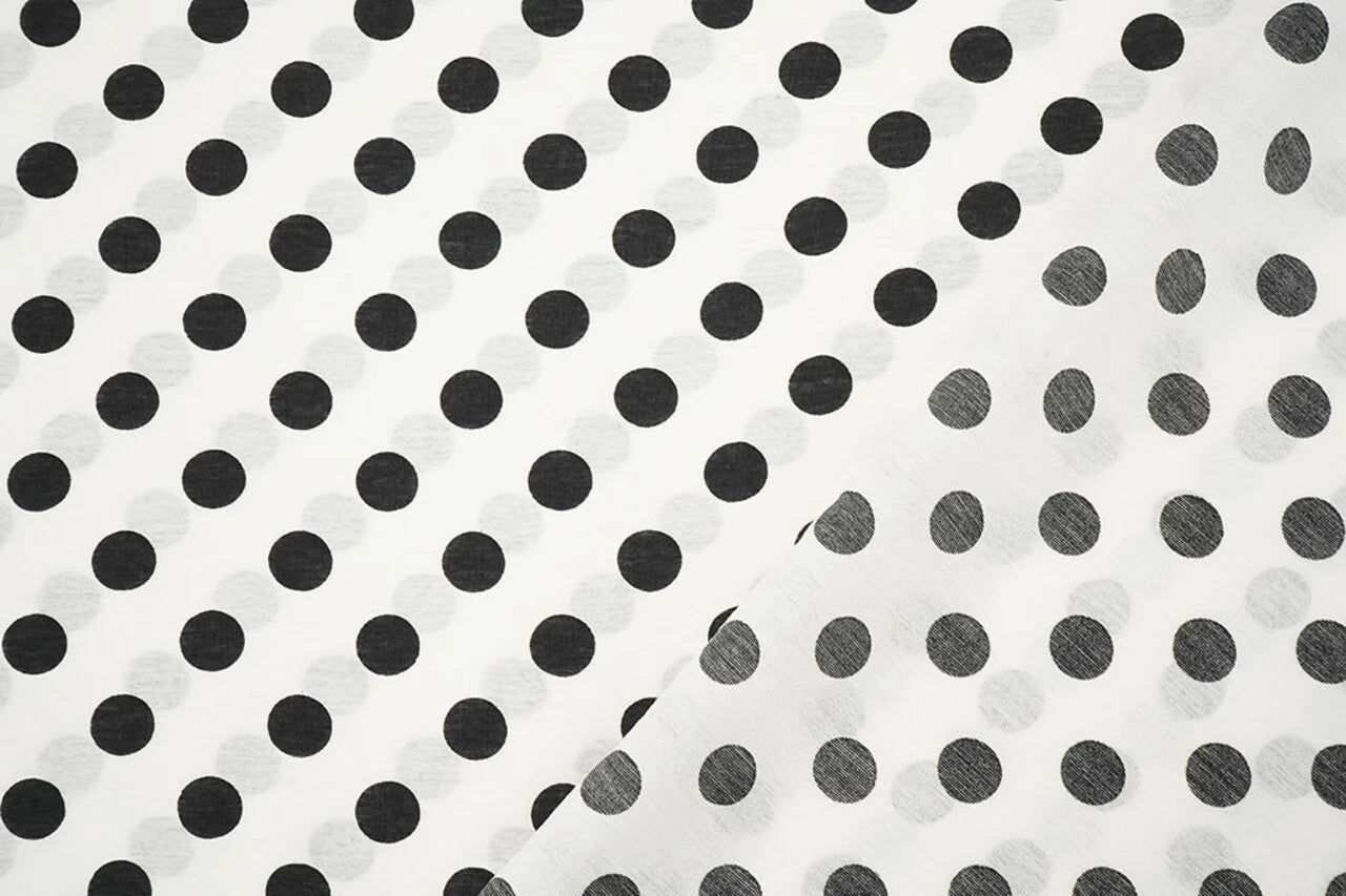 Attēls ar Viskozes audums-melni apļi uz balta 80 g/m² – pieejams Šarlotes audumi