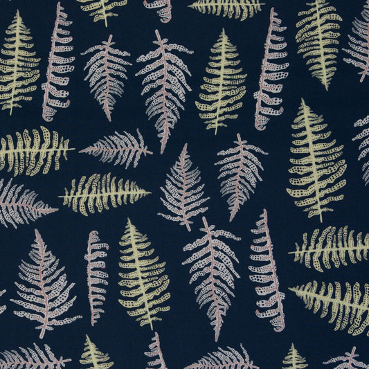 Image d’un tissu en viscose avec des fougères sur fond bleu foncé 140 g/m² – disponible chez Šarlotes audumi