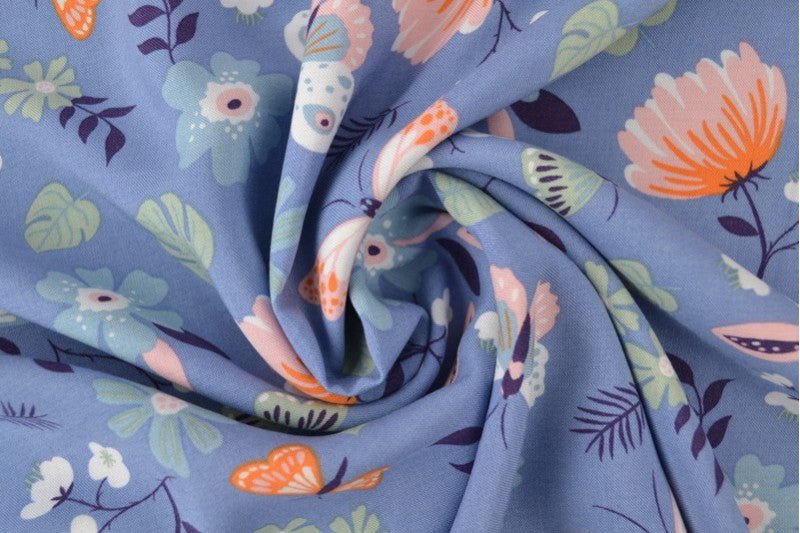 Tissu en viscose - motif papillons et fleurs 100 g/m²