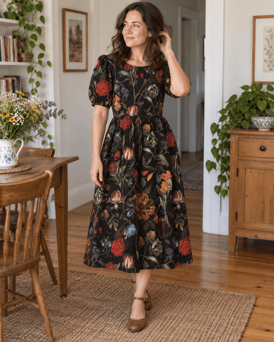 Image du tissu gabardine en viscose à fleurs sur fond noir – disponible en ligne chez Šarlotes audumi