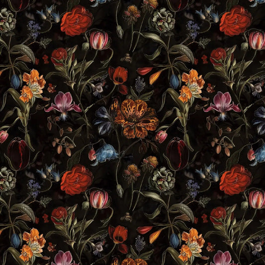 Image du tissu gabardine en viscose à fleurs sur fond noir – disponible en ligne chez Šarlotes audumi