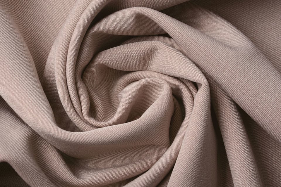 Gabardine viscose avec élasthanne - rose poudré 275 g/m²