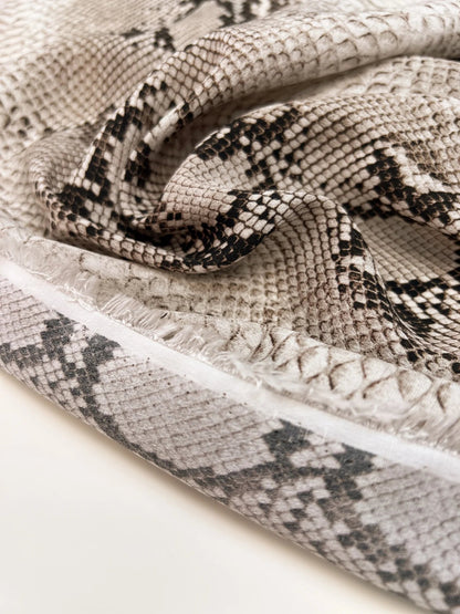 Tissu crêpe en viscose à motif peau de serpent dans des tons beige – Italie – disponible en ligne chez Charlotte Tissus