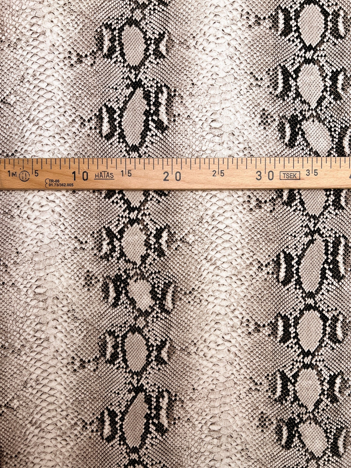Tissu crêpe en viscose à motif peau de serpent, tons beige – Italie – disponible en ligne chez Šarlotes audumi