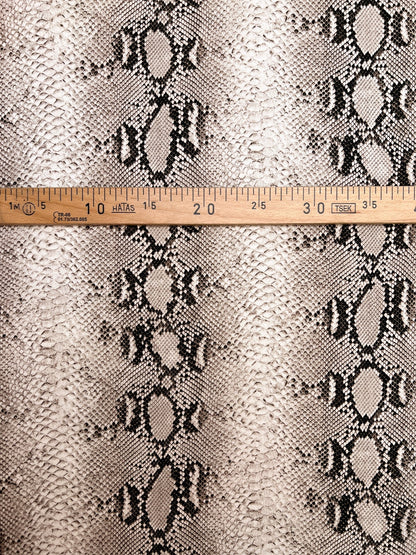 Tissu crêpe en viscose à motif peau de serpent, tons beige – Italie – disponible en ligne chez Šarlotes audumi