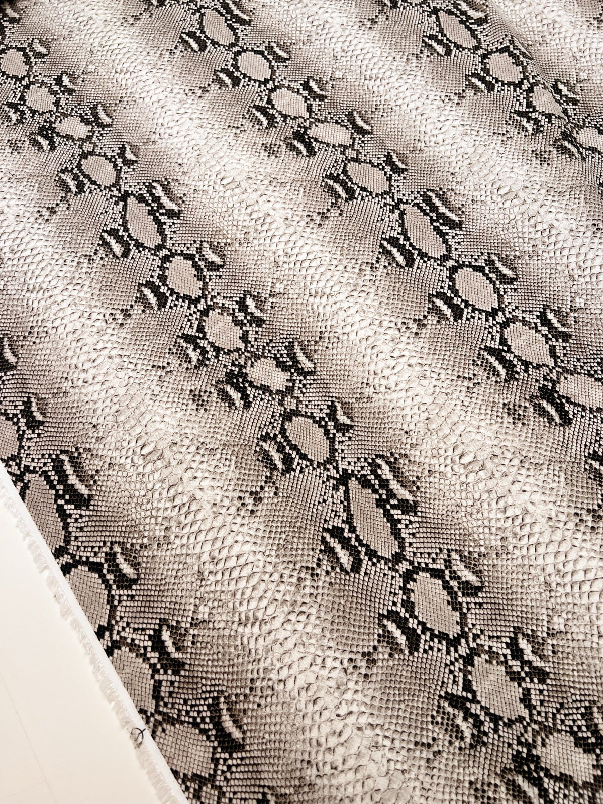 Image avec tissu crêpe de viscose à motif peau de serpent dans des tons beiges – Italie – disponible en ligne chez Charlotte tissus