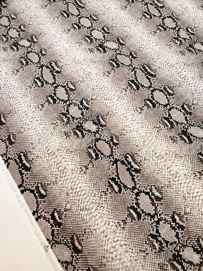 Image avec tissu crêpe de viscose à motif peau de serpent dans des tons beiges – Italie – disponible en ligne chez Charlotte tissus