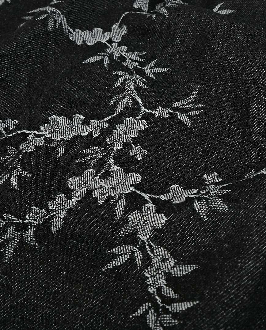 Tissu denim jacquard à fleurs – noir – disponible en ligne chez Šarlotes audumi